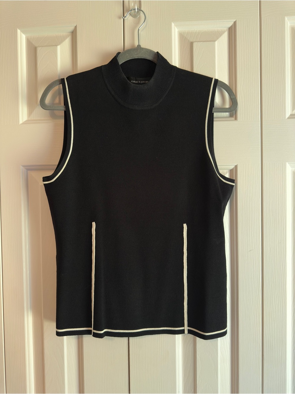 Cable & Gauge Sleeveless Black Knit Sweater with White Detailing Size Large